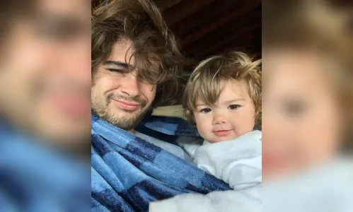 Clara Maria tem reação inusitada ao ver o pai tocando violão