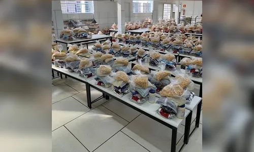 Colégios estaduais entregam kits de merenda escolar