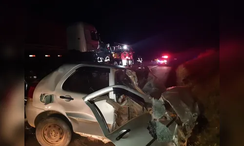 Colisão entre automóvel e caminhão deixa homem ferido