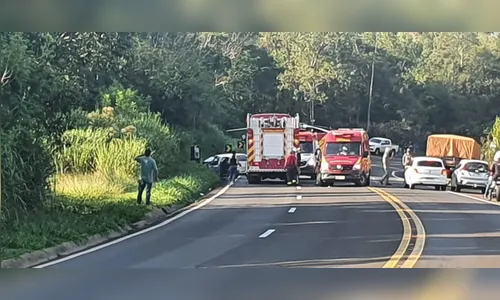 Colisão frontal entre carro e caminhão é registrada; veja