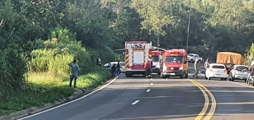 Colisão frontal entre carro e caminhão é registrada; veja