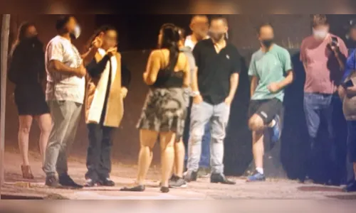 Comerciantes protestam em frente à casa de Greca