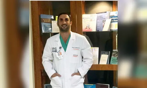 Conhecido por Doctor Ohaj, o médico e influenciador Omar Hajmurad faz sucesso pelo mundo