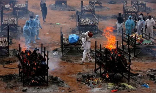 Crematórios na Índia incineram corpos a céu aberto