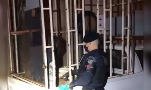 Criança de 6 anos é resgatada após ser mantida em jaula