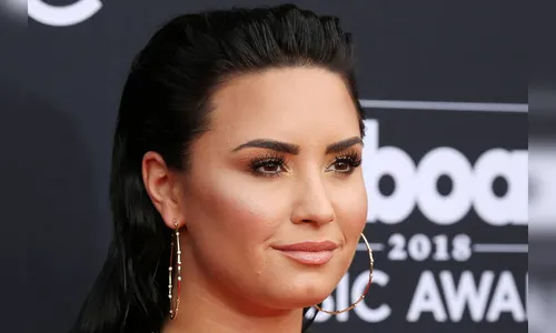 Demi Lovato diz que prefere ficar com mulheres após terminar noivado
