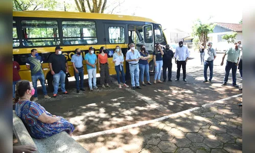 Deputada Luísa Canziani entrega ônibus escolar