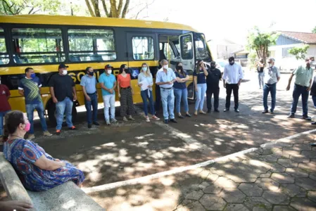 Deputada Luísa Canziani entrega ônibus escolar