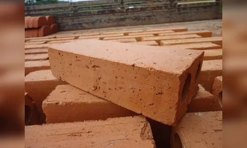 Discussão entre vizinhos por causa de muro acaba em tijolada