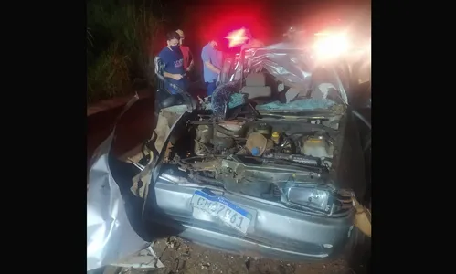 Mulher morre e homem fica ferido após carro colidir com caminhão na PR 445