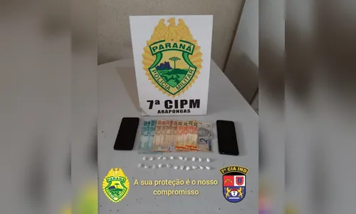 Dois homens são presos com 16 porções de cocaína