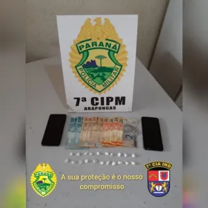 Dois homens são presos com 16 porções de cocaína