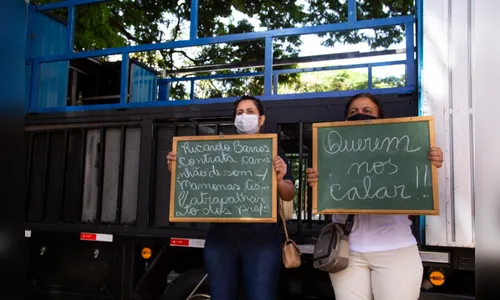 Educadores realizaram ato em Maringá após fala de Barros