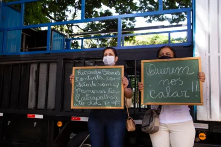 Educadores realizaram ato em Maringá após fala de Barros