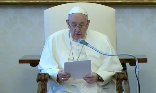 Em vigília de Páscoa, papa diz esperar renascimento