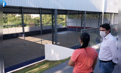 Escola Luiz Carlos Prestes ganha nova quadra esportiva