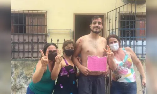 Ex-catador que estudou com livros doados passa em Medicina