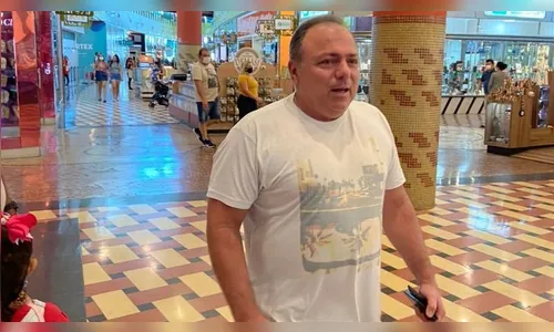 Ex-ministro da Saúde é flagrado sem máscara em shopping