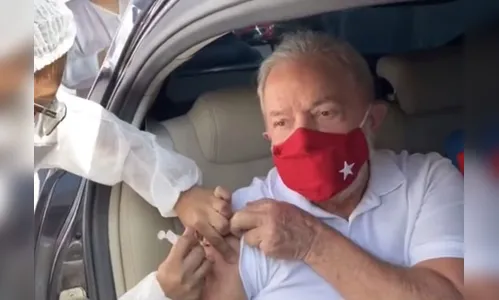 Ex-presidente Lula toma 1ª dose da vacina contra Covid-19