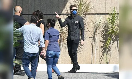 Familiares e amigos de Paulo Gustavo chegam para a cremação