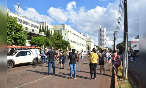 Fieis cantam e oram para enfermos e trabalhadores da saúde