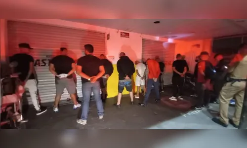 Fiscalização flagra cerca de 40 jovens fumando narguilé