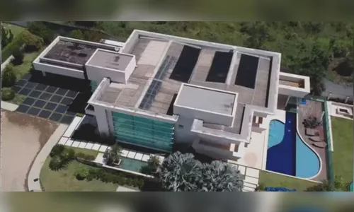 Flávio Bolsonaro compra mansão de R$ 5,97 milhões
