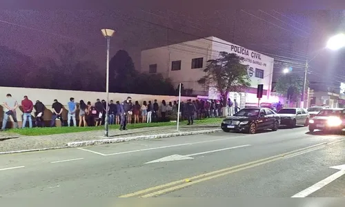 GM usa ônibus para levar jovens até delegacia após festa