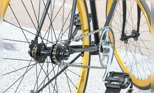 Garoto de 15 anos cai de bicicleta e bate a cabeça
