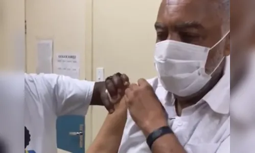 Gilberto Gil é vacinado contra Covid-19 ao som de ‘Andar com fé’
