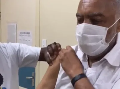 Gilberto Gil é vacinado contra Covid-19 ao som de ‘Andar com fé’