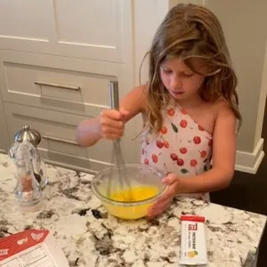 Gisele Bündchen mostra filha cozinhando e brinca