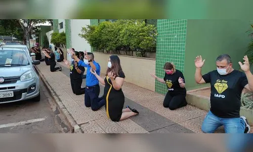 Grupo faz orações de joelhos em frente a hospitais de Maringá e região