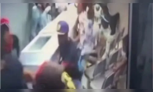 Grupo invade velório e rouba caixão; veja