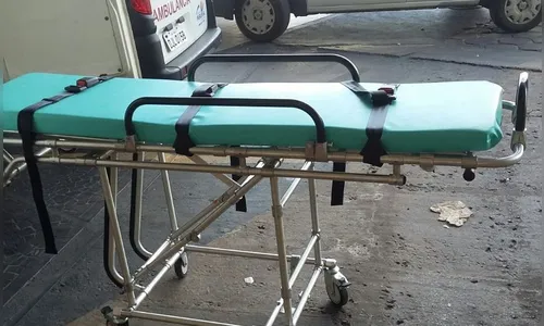 Grupo pega maca de ambulância para fazer 'brincadeira'; veja