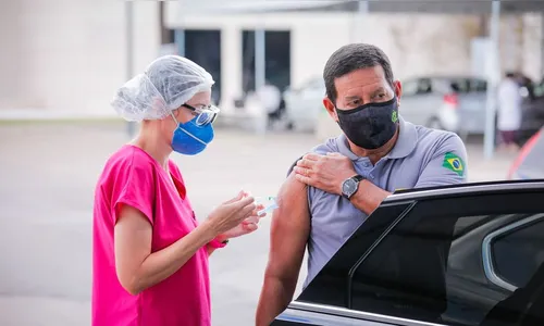 Hamilton Mourão toma segunda dose de vacina contra a covid