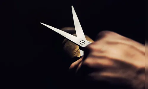 Homem ameaça clientes de supermercado com tesoura