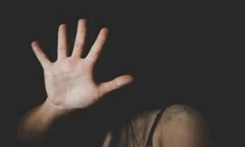 Homem ameaça mulher e a agride com um pedaço de madeira