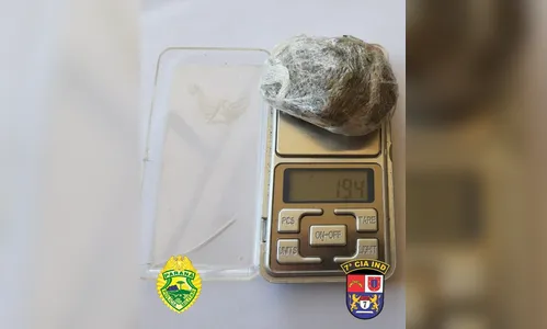 Homem arremessa droga, foge da polícia e acaba preso
