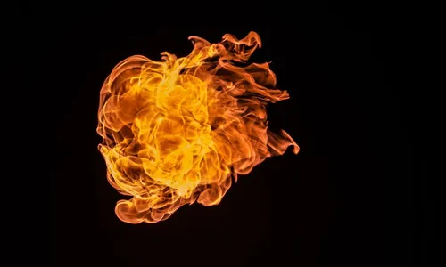 Homem chega bêbado e coloca fogo no quintal compartilhado