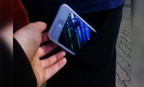 Homem é agredido e tem celular roubado de madrugada