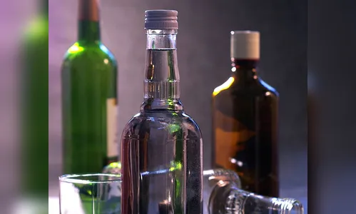 Homem é flagrado furtando garrafa de vodka e acaba preso