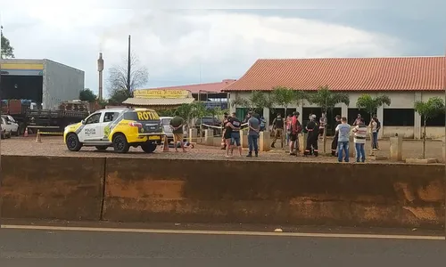 Homem é morto a tiros em frente de restaurante em Rolândia