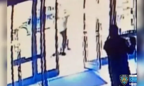 Homem joga mulher no chão e chuta a cabeça dela; Veja