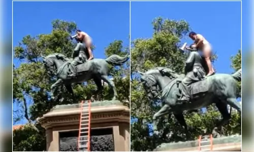 Homem nu sobe em estátua e diz: “só desço após ser vacinado