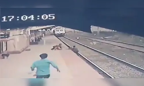 Homem resgata criança prestes a ser atropelada por trem