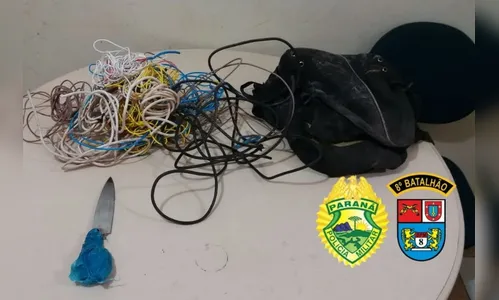 Homem rouba fiação de casa e finge dormir para enganar PM