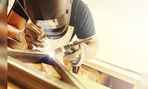 Homem sofre descarga elétrica e cai de seis metros de altura