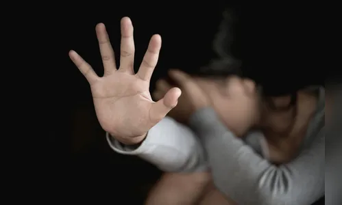 Homem usuário de drogas bate na mulher e filho denuncia