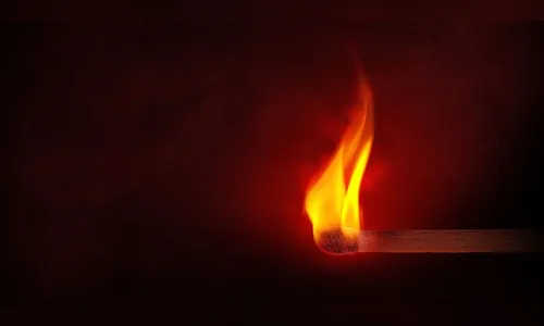 Homens ficam gravemente feridos em explosão durante almoço